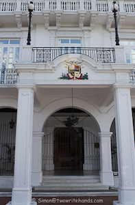 entrance_to_panamanian_presidential_palace