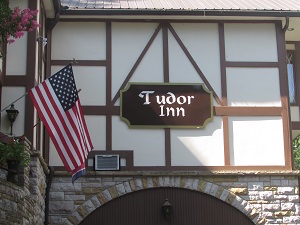 tudor_inn_exterior_sign